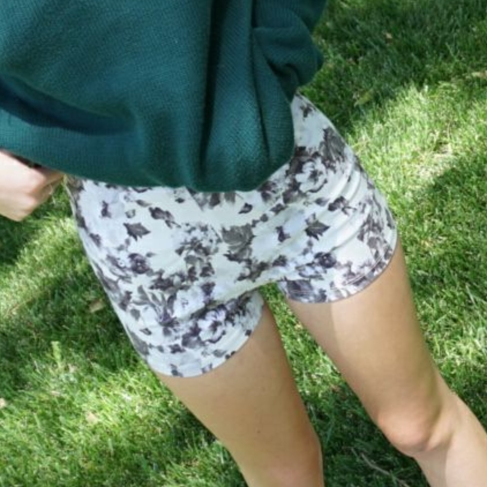 Kirra floral high waisted  Shorts : Medium